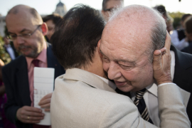 Rudolf Gelbard und eine Dame umarmen einander, Fest der Freude 2016 © MKÖ/Sebastian Philipp