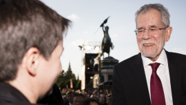 Dr. Alexander Van der Bellen lächelt im Gespräch, Fest der Freude 2016 © MKÖ/Sebastian Philipp