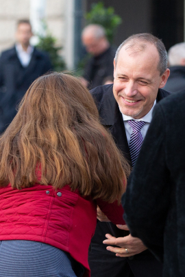 Zwei BesucherInnen begrüßen einander lächelnd. Fest der Freude 2019 © MKÖ/Alissar Najjar