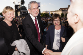 Sandra Frauenberger, Dr. Alexander Van der Bellen und Doris Schmidauer im Gespräch, Fest der Freude 2016 © MKÖ/Sebastian Philipp