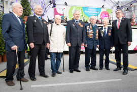 Ehrengäste und Zeitzeugen posieren für ein Gruppenfoto. Fest der Freude 2019 © MKÖ/Sebastian Philipp