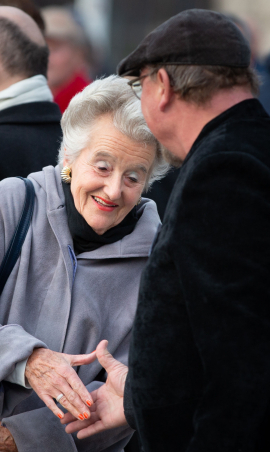 Zwei Gäste reichen sich zur Begrüßung die Hand. Fest der Freude 2019 © MKÖ/Alissar Najjar