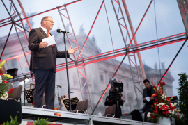 MKÖ Vorsitzender Willi Mernyi bei seiner Rede am Fest der Freude 2022  © MKÖ/Sebastian Philipp