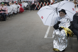 Aba Lewit im Publikum hält einen Regenschirm, Fest der Freude 2017 © MKÖ/Sebastian Philipp