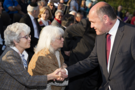 Wolfgang Sobotka begrüßt eine Dame im Publikum, Fest der Freude 2016 © MKÖ/Sebastian Philipp