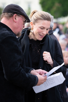 Zwei Gäste lesen das Programm des Fests der Freude und unterhalten sich. Fest der Freude 2019 © MKÖ/Alissar Najjar