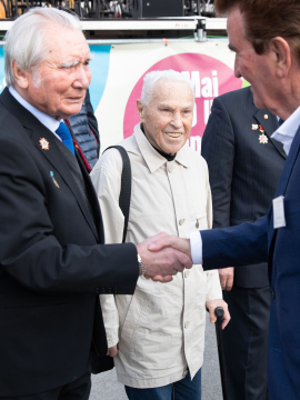 BesucherInnen des Fests der Freude begrüßen einander, Fest der Freude 2019 © MKÖ/Sebastian Philipp 