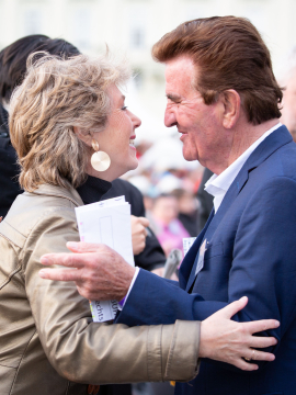 Eine Besucherin und Helmut Edelmayr begrüßen einander beim Fest der Freude 2019 © MKÖ/Alissar Najjar