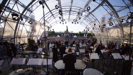 Blick von der Bühne hinter den Musikern der Wiener Symphoniker ins Publikum beim Fest der Freude 2016 © MKÖ/Sebastian Philipp