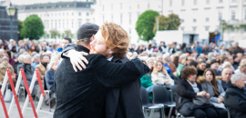 Zwei Besucher umarmen einander beim Fest der Freude 2019 © MKÖ/Sebastian Philipp