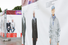 Die Gedenkausstellung am Heldenplatz zeigt lebensgroße Porträts und Zitate von KZ-Überlebenden und Zeitzeug:innen sowie Auszüge aus dem Mauthausen-Schwur © MKÖ/Alissar Najjar