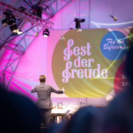 Dirigent Lahav Shani bei seinem Auftritt am Fest der Freude 2022 © MKÖ/Sebastian Philipp 