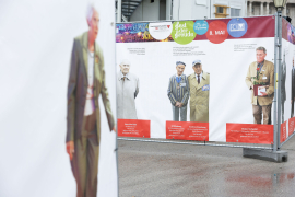 Die Gedenkausstellung am Heldenplatz zeigt lebensgroße Porträts und Zitate von KZ-Überlebenden und Zeitzeug:innen sowie Auszüge aus dem Mauthausen-Schwur © MKÖ/Alissar Najjar