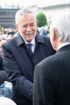 Bundespräsident Alexander Van der Bellen begrüßt lächelnd einen Gast beim Fest der Freude 2019 © MKÖ/Sebastian Philipp