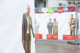 Die Gedenkausstellung am Heldenplatz zeigt lebensgroße Porträts und Zitate von KZ-Überlebenden und Zeitzeug:innen sowie Auszüge aus dem Mauthausen-Schwur © MKÖ/Alissar Najjar