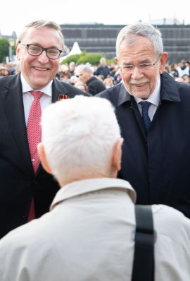 Alexander van der Bellen im Gespräch beim Fest der Freude 2019 © MKÖ/Sebastian Philip