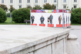 Die Gedenkausstellung am Heldenplatz zeigt lebensgroße Porträts und Zitate von KZ-Überlebenden und Zeitzeug:innen sowie Auszüge aus dem Mauthausen-Schwur © MKÖ/Alissar Najjar