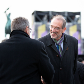 Heinz Faßmann begrüßt einen Herren beim Fest der Freude 2019 © MKÖ/Alissar Najjar