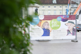 Die Gedenkausstellung am Heldenplatz zeigt lebensgroße Porträts und Zitate von KZ-Überlebenden und Zeitzeug:innen sowie Auszüge aus dem Mauthausen-Schwur © MKÖ/Alissar Najjar