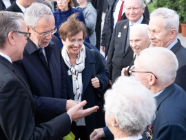 Alexander Van der Bellen und Doris Schmidauer im Gespräch mit weiteren BesucherInnen des Fest der Freude 2019 © MKÖ/Sebastian Philipp