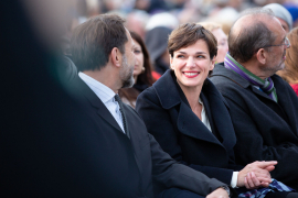 Pamela Rendi-Wagner lächelnd im Gespräch mit ihrem Sitznachbarn beim Fest der Freude 2019 © MKÖ/Alissar Najjar