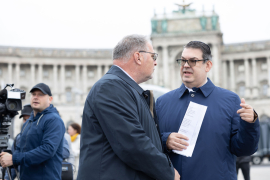 Willi Mernyi, Vorsitzender Mauthausen Komitee Österreich, im Gespräch mit Oskar Deutsch, Präsident Israelitische Kultusgemeinde Wien © MKÖ/Alissar Najjar