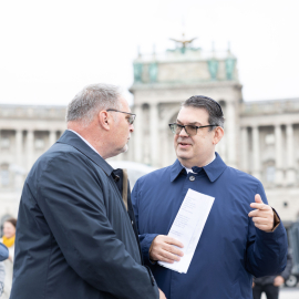 Willi Mernyi, Vorsitzender Mauthausen Komitee Österreich, im Gespräch mit Oskar Deutsch, Präsident Israelitische Kultusgemeinde Wien © MKÖ/Alissar Najjar