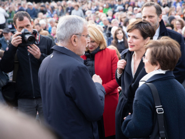 Alexander Van der Bellen, Doris Bures, Doris Schmidauer und Pamela Rendi-Wagner im Gespräch beim Fest der Freude 2019 © MKÖ/Sebastian Philipp