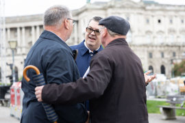 Willi Mernyi, Vorsitzender Mauthausen Komitee Österreich, im Gespräch mit Oskar Deutsch, Präsident Israelitische Kultusgemeinde Wien und Niki Kunrath, Initiative Jetzt Zeichen Setzen © MKÖ/Alissar Najjar