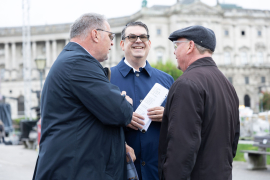 Willi Mernyi, Vorsitzender Mauthausen Komitee Österreich, im Gespräch mit Oskar Deutsch, Präsident Israelitische Kultusgemeinde Wien und Niki Kunrath, Initiative Jetzt Zeichen Setzen © MKÖ/Alissar Najjar