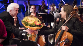 Christoph von Dohnányi überreicht einer Musikerin der Wiener Symphoniker einen Blumenstrauß, Fest der Freude 2016 © MKÖ/Sebastian Philipp