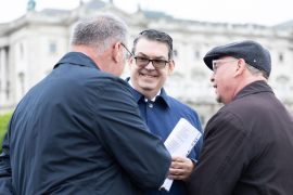 Willi Mernyi, Vorsitzender Mauthausen Komitee Österreich, im Gespräch mit Oskar Deutsch, Präsident Israelitische Kultusgemeinde Wien und Niki Kunrath, Initiative Jetzt Zeichen Setzen © MKÖ/Alissar Najjar