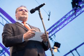 Nahaufnahme von MKÖ Vorsitzenden Willi Mernyi beim Fest der Freude 2018 © MKÖ/Sebastian Philipp