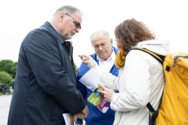 Christa Bauer, Geschäftsführerin Mauthausen Komitee Österreich, im Gespräch mit Willi Mernyi, Vorsitzender Mauthausen Komitee Österreich und Mark Olsky, KZ-Überlebender und einer der drei "Mauthausen Babys" © MKÖ/Alissar Najjar