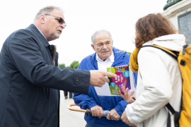Christa Bauer, Geschäftsführerin Mauthausen Komitee Österreich, im Gespräch mit Willi Mernyi, Vorsitzender Mauthausen Komitee Österreich und Mark Olsky, KZ-Überlebender und einer der drei "Mauthausen Babys" © MKÖ/Alissar Najjar