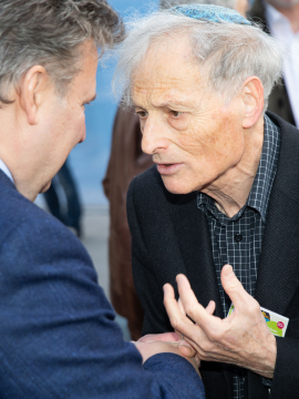 Michael Ludwig im Gespräch mit eine weiteren Besucher beim Fest der Freude 2019 © MKÖ/Sebastian Philipp