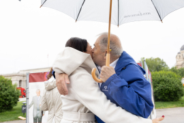 Herzliche Begrüßung zwischen Barbara Glück, Direktorin der KZ-Gedenkstätte Mauthausen und Mark Olsky, KZ-Überlebender und einer der drei "Mauthausen Babys" © MKÖ/Alissar Najjar