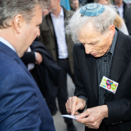 Michael Ludwig im Gespräch mit eine weiteren Besucher beim Fest der Freude 2019 © MKÖ/Sebastian Philipp