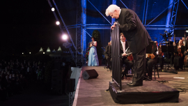 Dirigent Christoph von Dohnányi  verbeugt sich vor dem Publikum, Fest der Freude 2016 © MKÖ/Sebastian Philipp