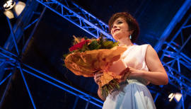 Katharina Stemberger hält den ihr überreichten bunten Blumenstrauß auf der Bühne beim Fest der Freude 2016 © MKÖ/Sebastian Philipp