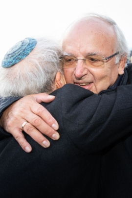 Zwei Besucher umarmen einander beim Michael Ludwig, Fest der Freude 2019 © MKÖ/Sebastian Philipp