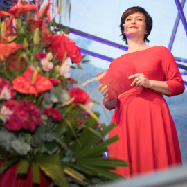 Nahaufnahme von Moderatorin Katharina Stemberger mit Blumenschmuck im Vordergrund beim Fest der Freude 2018 © MKÖ/Sebastian Philipp