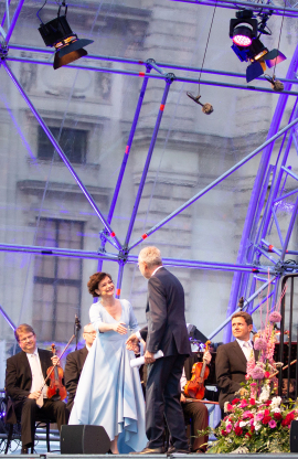 Katharina Stemberger begrüßt Alexander Van der Bellen auf der Bühne beim Fest der Freude 2019 © MKÖ/Alissar Najjar 