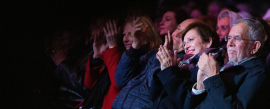 Doris Schmidauer und Alexander Van der Bellen applaudieren im Publikum beim Fest der Freude 2019 © MKÖ/Alissar Najjar