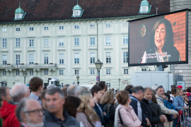 Aufnahme vom Publikum mit Led-Wall und Video von Elsie Slonim mit Untertiteln, Fest der Freude 2018 © MKÖ/Sebastian Philipp