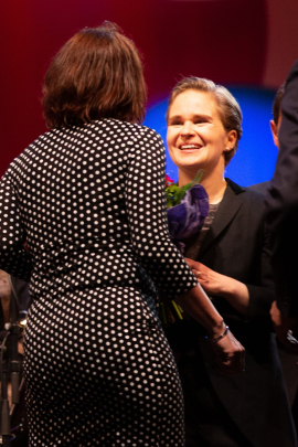 Dirigentin Eva Ollikainen erhält einen Blumenstrauß auf der Bühne beim Fest der Freude 2019 © MKÖ/Alissar Najjar 