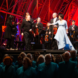 Katharina Stemberger betrüßt Violinist Pekka Kuusisto auf der Bühne beim Fest der Freude 2019 © MKÖ/Alissar Najjar