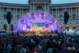 Aufnahme der bunt beleuchteten Bühne beim Fest der Freude 2019 © MKÖ/Sebastian Philipp