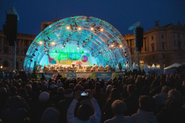 Bunt beleuchtete Bühne und Publikum beim Fest der Freude 2019 © MKÖ/Sebastian Philipp