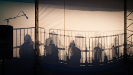 Aufnahme des Schattenspiels der Bühne auf einer weißen Wand beim Fest der Freude 2019 © MKÖ/Sebastian Philipp